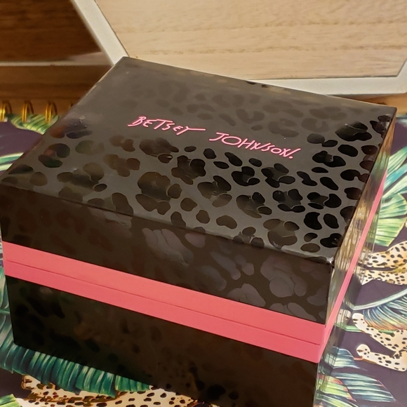 Betsey Johnson Watch and set of 5 bracelets - Picture 14 of 15